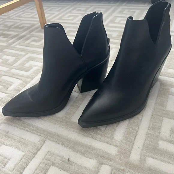 Vince Camuto Gigiette Ankle Booties - Picture 3 of 6
